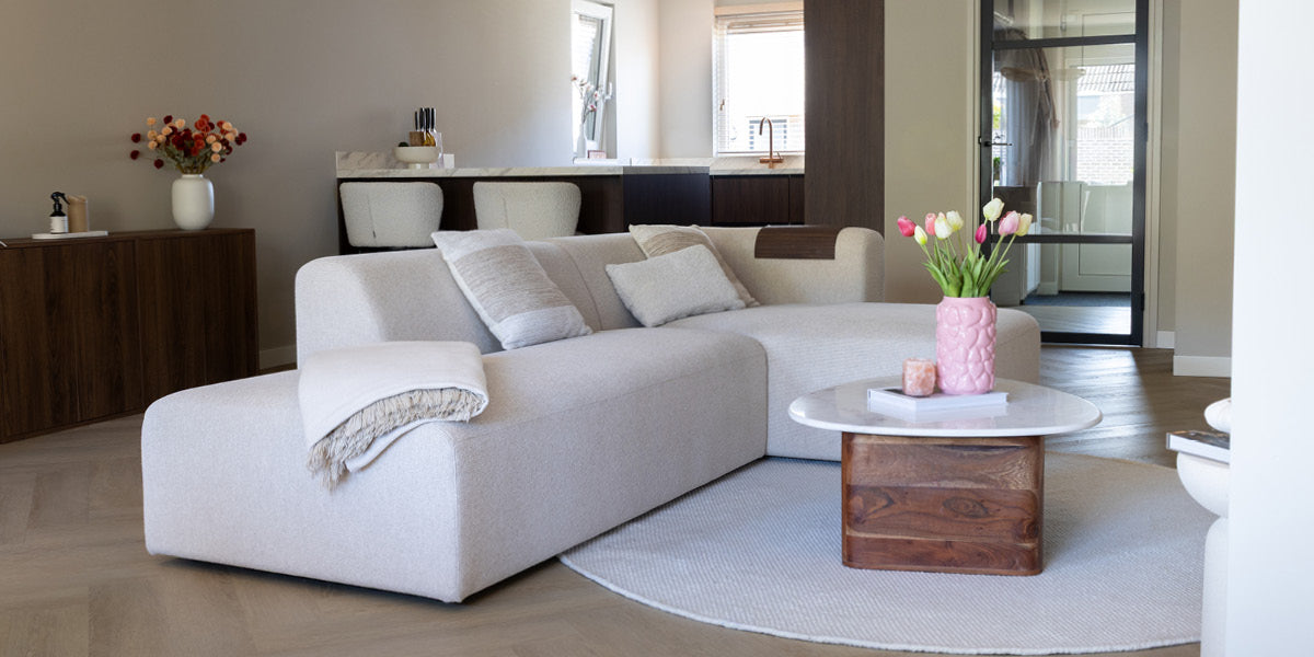 Binnenkijken in het Japandi interieur bij Sasja met modulaire bank Finn Binnenkijken in het Japandi interieur bij Sasja met modulaire bank Finn