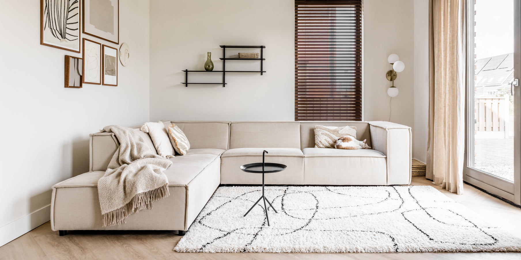 Japandi woonkamer - warm chic interieur - bank Sommer By SIDDE Japandi woonkamer - warm chic interieur - bank Sommer By SIDDE