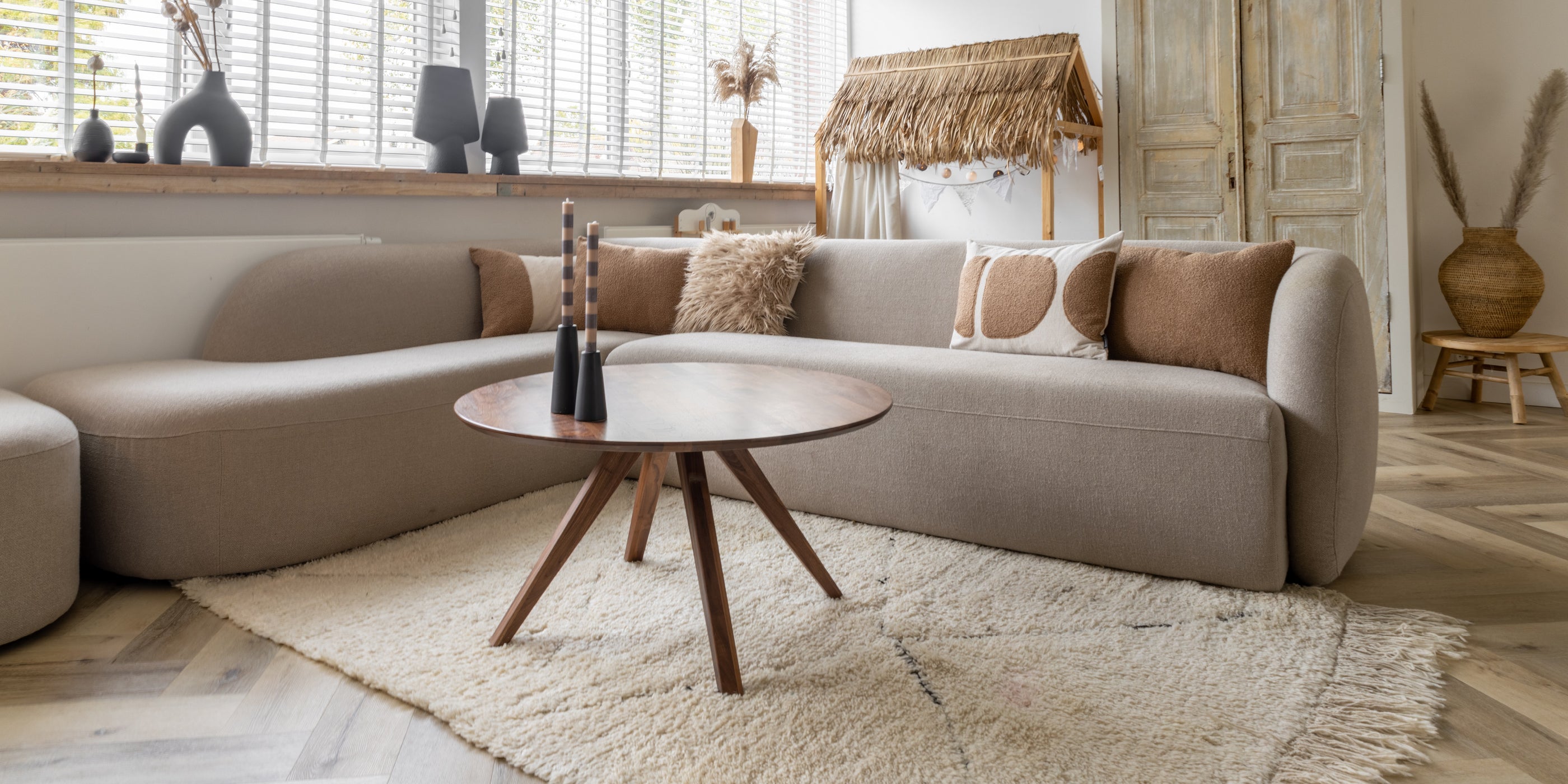 Organische vormen - hoekbank Nomi By SIDDE - Japandi interieur - Industrieel interieur - woonkamerinrichting met kinderen Organische vormen - hoekbank Nomi By SIDDE - Japandi interieur - Industrieel interieur - woonkamerinrichting met kinderen