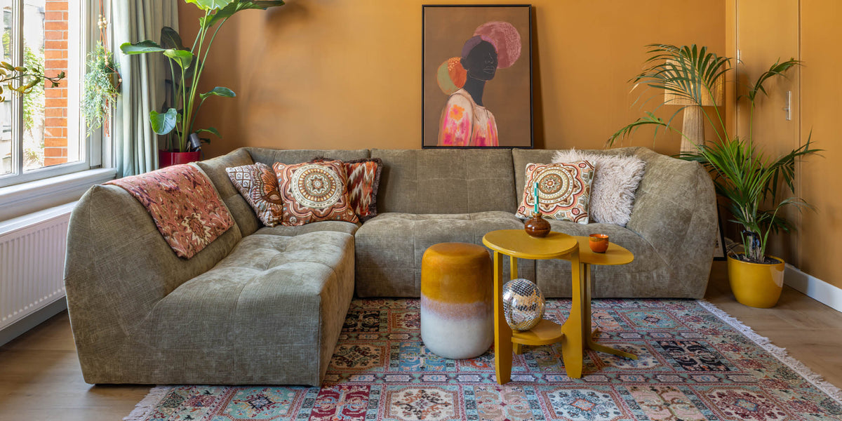 Kleurrijke woonkamer met vintage meubels | Binnenkijken bij Juul